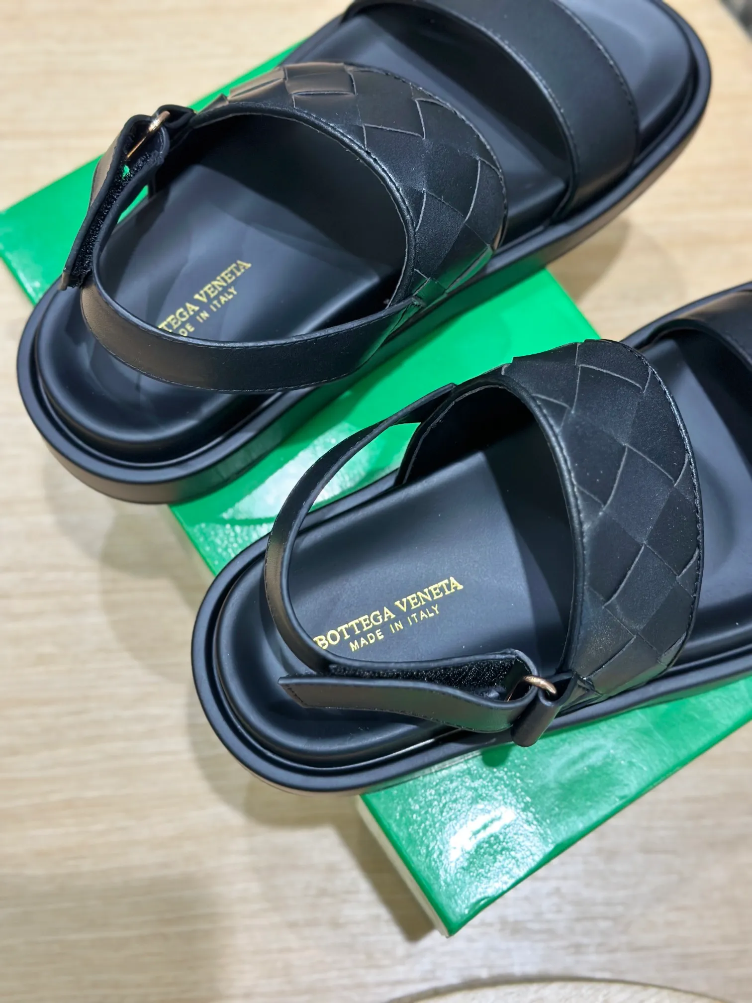Factory price: 360💰BV hand-woven men's slippers and sandals - suitable for walking. It still emphasizes minimalism and practical wearability, but is full of vivid artistry. Super classic, luxurious and comfortable, imported cowhide + cowhide lining + lightweight outsole Size: 39-44 (customized at 38.45)